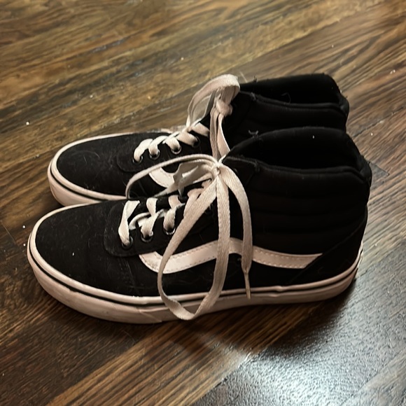 Black and white high top vans barely worn practically perfect condition. - Picture 2 of 3